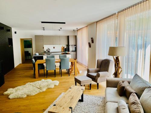 uma sala de estar com um sofá e uma mesa em Luxus-Mountain-Suite Belvita mit Sauna em Flims