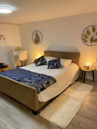 une chambre avec un lit avec deux oreillers dessus dans l'établissement Chambre chez l'habitant à Vauxbuin, à Vauxbuin