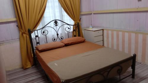 a small bedroom with a bed and a window at Homestay Bonda Azizah 11-13pax in Kota