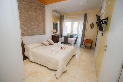 um quarto com uma cama e uma sala de estar em Appartamento La Coccinella em Lido di Ostia