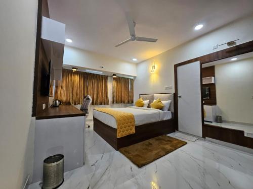 ein Hotelzimmer mit einem Bett und einem Bad in der Unterkunft SS LUMINA GUEST HOUSE in Bangalore