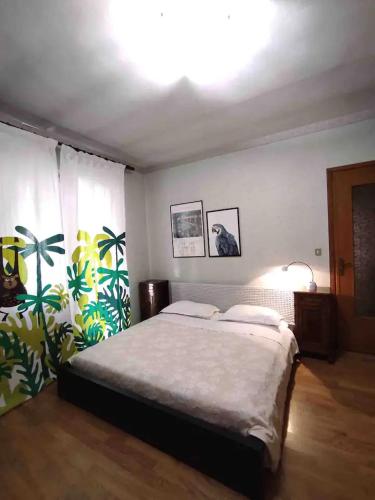 ein Schlafzimmer mit einem großen Bett in einem Zimmer in der Unterkunft Giuditta B&B in Ciriè