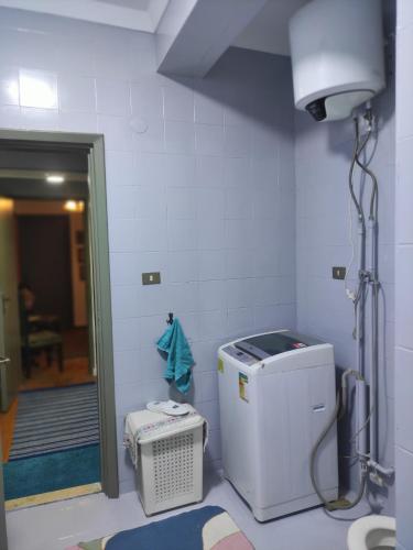 Habitación con baño con calentador de agua. en Luxurious Cairo escape en El Cairo
