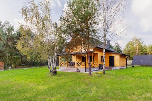 Chańcza的住宿－Domek w brzozach，树木林地的小木屋