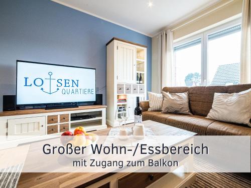 Televisyen dan/atau pusat hiburan di Lotsenkoje Fehmarn mit Balkon & Sauna, perfekt für Familien