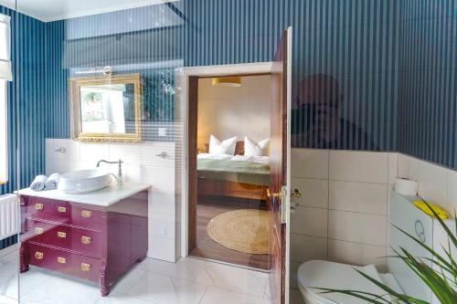 La salle de bains est pourvue d'un lavabo et d'un lit. dans l'établissement Ferienwohnung Ziegelbergsweg, à Wernigerode