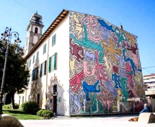 a building with a painting on the side of it at Pisa Happy House in Pisa