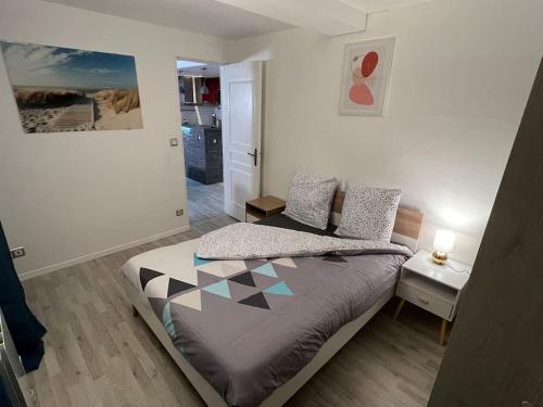 um pequeno quarto com uma cama num quarto em Échappée mer LH em Le Havre