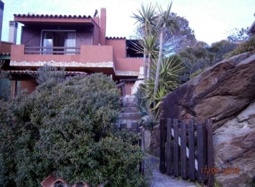 una casa con una valla delante de ella en Villa - Torre dei Corsari-, en Torre dei Corsari
