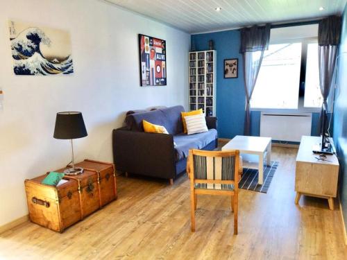 un salon avec un canapé et une table dans l'établissement Maison de plain pied proche Honfleur et Deauville, à Beuzeville