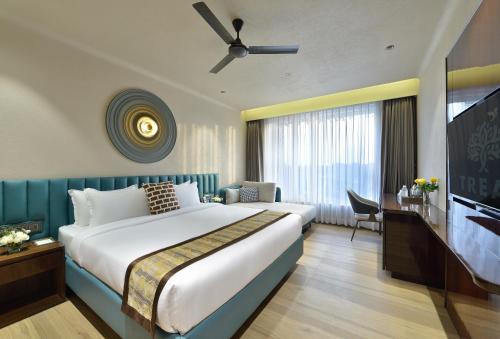 pokój hotelowy z łóżkiem i telewizorem w obiekcie URBANE BY TREAT w mieście Daman