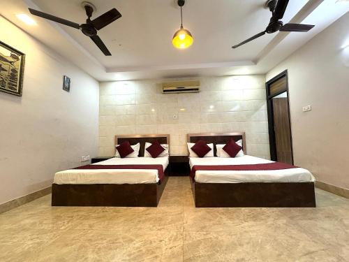 1 dormitorio con 2 camas en una habitación en Hotel Kelson Dx, en Nueva Delhi