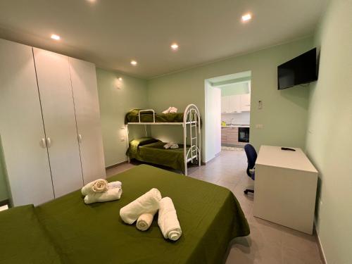 Un dormitorio con una cama verde con toallas. en Twin Green, en Paola