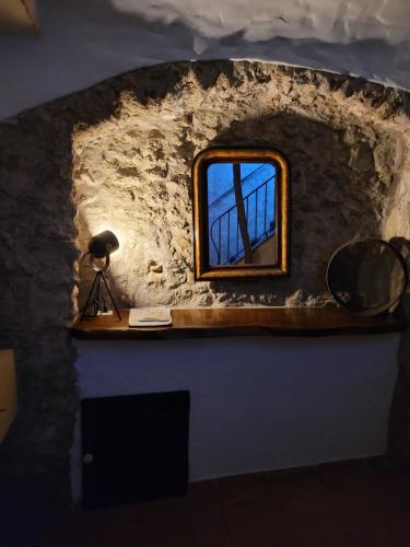 un miroir mural avec un tripode et une caméra dans l'établissement Maison In Vino, à Nyons