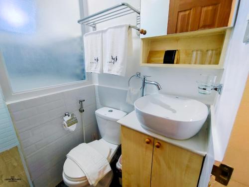 uma casa de banho com um WC branco e um lavatório. em MP Apartments Leyte em Hindang