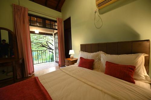 Postel nebo postele na pokoji v ubytování Serene Manor