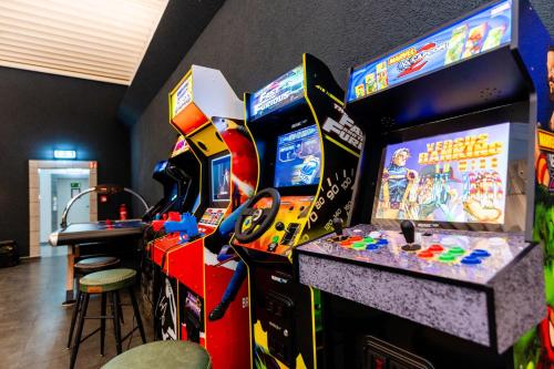 a group of arcade games in a room at Dream Factory by Hotel Bergheim in Bergheim