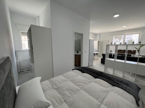 Un dormitorio blanco con una cama grande. en Estudio Playa la Misericordia, en Málaga