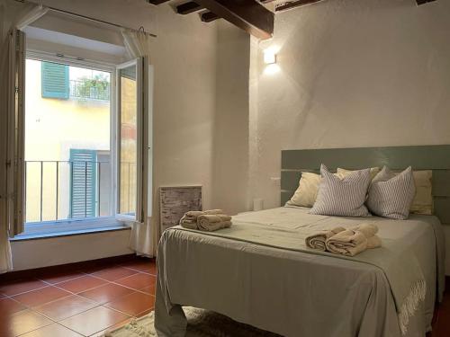 a bedroom with a bed with towels on it at Casa storica nel cuore di Pisa - Lungarno in Pisa