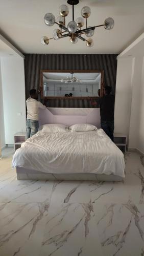 uma pessoa a tirar uma foto de uma cama num quarto em Homestead Realestate em Addis Ababa