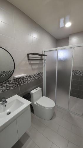 La salle de bains est pourvue de toilettes, d'une douche et d'un lavabo. dans l'établissement Star Wishes B&B, à Huxi