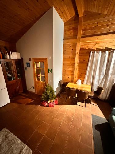 un soggiorno con tavolo e albero di Natale di Exclusiva Cabaña en Vall D'Incles - Pistas de Ski & Vistas al Valle - Parking Incluido a Canillo