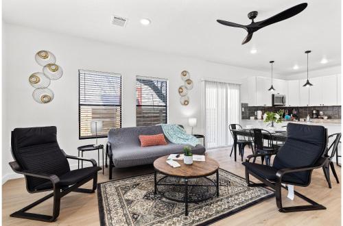 サンアントニオにあるBrand New Relax at 3BR2BA Apt. Near City Centerのソファと椅子とテーブルのあるリビングルーム