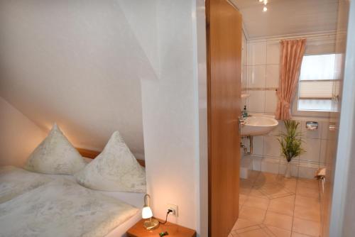 Koupelna v ubytování Wohnung Dünenstübchen, Haus Seeadler Baltrum