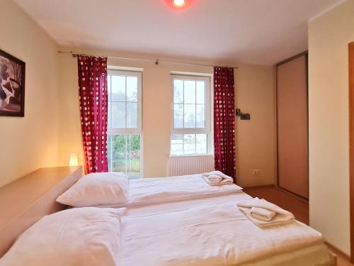 sypialnia z dwoma łóżkami przed oknem w obiekcie visit baltic - Rezydencja Bursztyn RB21 w Świnoujściu