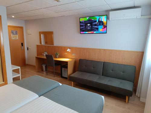 a hospital room with two beds and a couch at Mendez Nuñez Alicante in Alicante