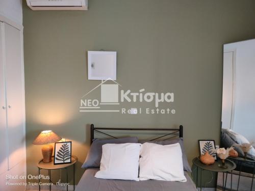 ein Schlafzimmer mit einem Bett mit zwei Nachttischen in der Unterkunft Loft Pyrgos Centre near Olympia in Pýrgos