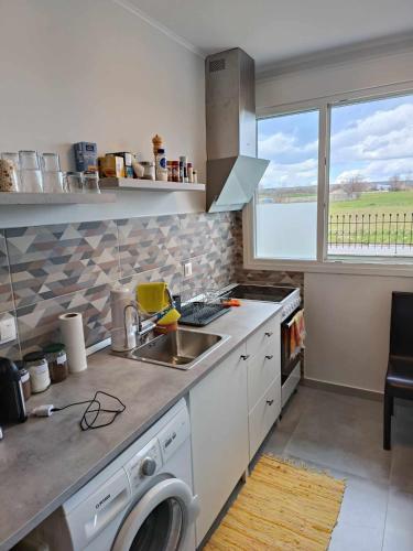 Η κουζίνα ή μικρή κουζίνα στο Polys Apartment and Paraskevi studio with view