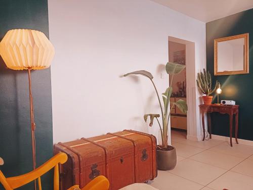 een kamer met een vloerlamp en een koffer bij Appartement avec extérieur proche du vieux port, de Notre Dame de la Garde et de la mer in Marseille