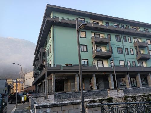 The River House في Boiano: مبنى فيه بلكونات جنبه