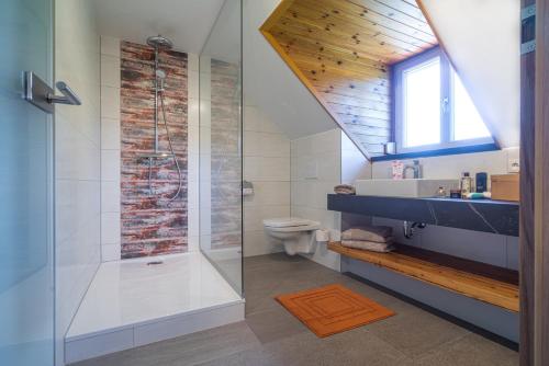 een badkamer met een douche, een wastafel en een toilet bij PEISERHOF ferien.wein.gut Südsteiermark in Wies