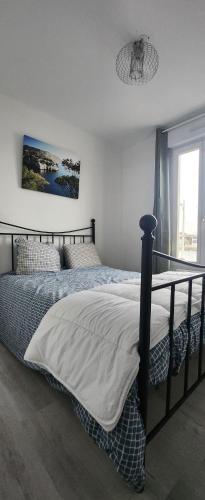 une chambre avec un lit dans une pièce avec une fenêtre dans l'établissement LE PECHE MIGNON - Appart 1 - locationlatamarissiere, à Agde