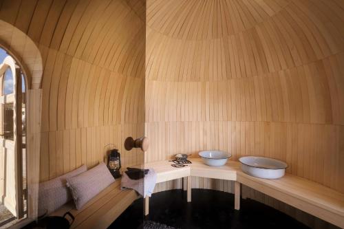 una habitación con 2 cuencos en una pared de madera en Bodensee Apartments, Sauna, Lake Walks, Free Parking, Self Checkin, Nature Reserve, Restaurants Nearby, en Gaißau