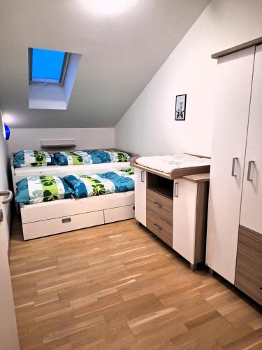 Postel nebo postele na pokoji v ubytování Moderne, Ferienwohnung mit Seeblick, near Hallstatt