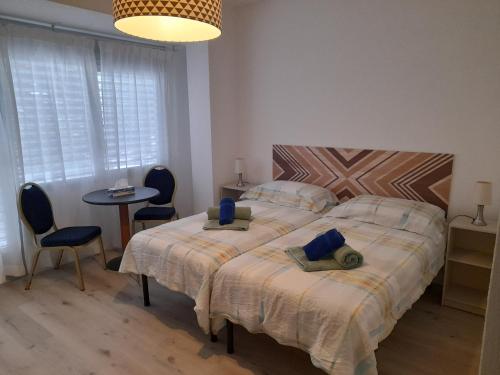 - une chambre avec un lit, 2 chaises et une table dans l'établissement Garni Elisabetta, à Gordola