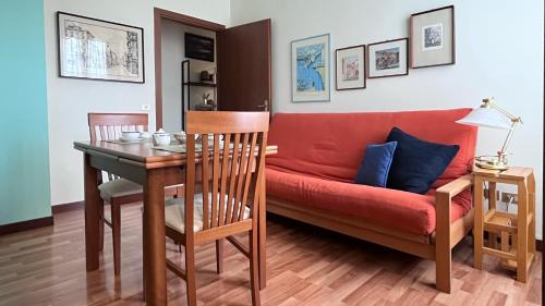uma sala de estar com um sofá vermelho e uma mesa em Clodì em Milão