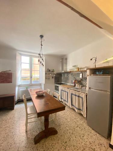 eine Küche mit einem Holztisch und eine Küche mit einem Herd in der Unterkunft ‘’Perla Marina’‘ in Levanto