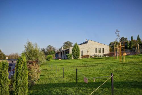 un ampio cortile con una casa e un parco giochi di Eco complex Zdravets a Zdravets