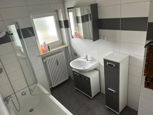 y baño con lavabo, aseo y ducha. en Ferienapartment Allgäu-Idyll, en Dietmannsried