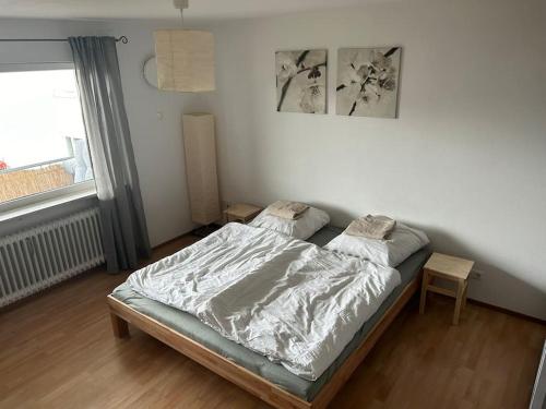 1 dormitorio con 1 cama en una habitación con ventana en Ferienapartment Allgäu-Idyll, en Dietmannsried