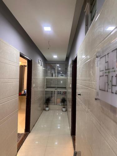 un pasillo con dos macetas en un edificio en Bangalore Stays, en Bangalore