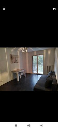un salon avec un lit et une table dans l'établissement Appartement à Nice, à Nice