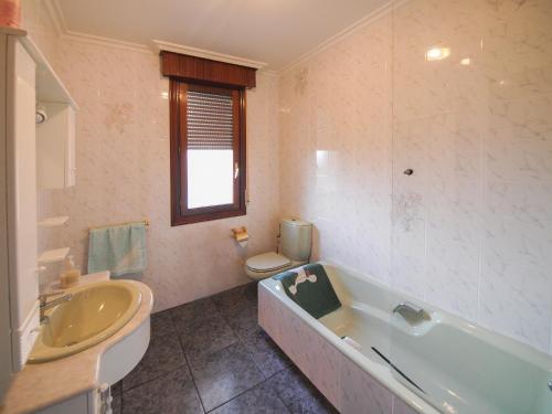 TrespaderneにあるCasa los Arcosのバスルーム(バスタブ、洗面台、トイレ付)