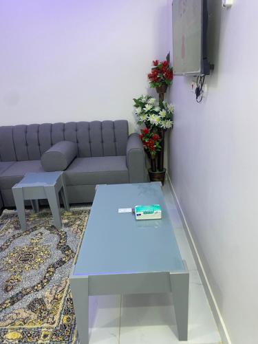 a living room with a couch and a table at شقق الريان للعزاب والعوائل in Hafr Al Baten