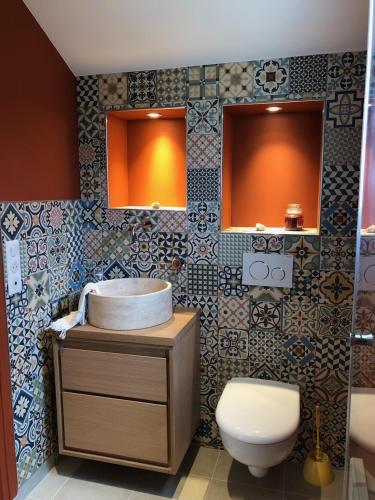une salle de bain avec un lavabo et des toilettes dans l'établissement Le Clos des Moulins 2 rue des cotes de l'Héry no rue porte d'en bas, à Hautvillers