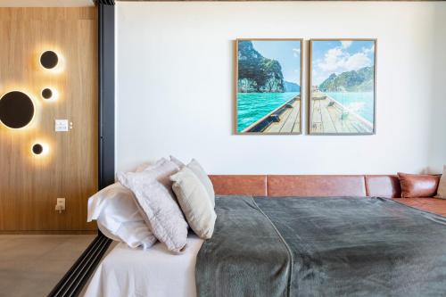 une chambre avec un lit avec des oreillers blancs dessus dans l'établissement Modern and Fabulous frente Mar, à Rio de Janeiro